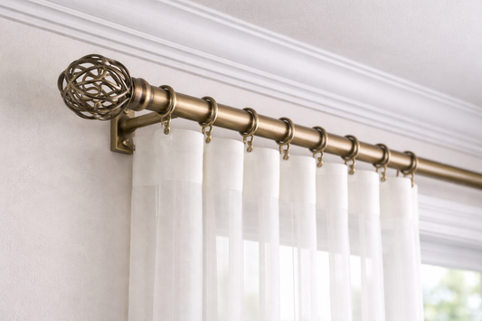 大掃除でスルーした場所、ありませんか？「照明の傘とカーテンレール」のホコリ落とし