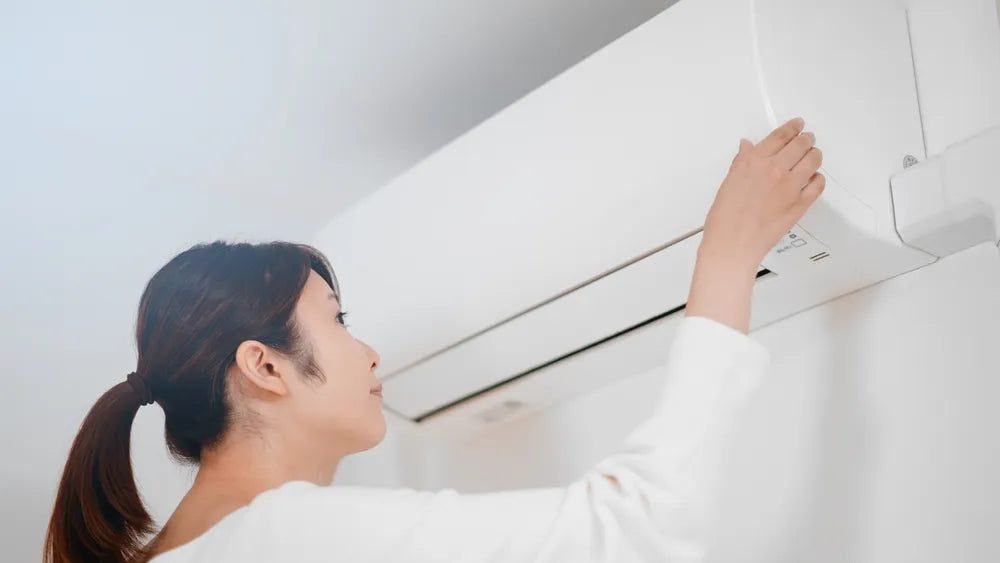 エアコンの型番はどこ？本体シールと年式の見方を解説