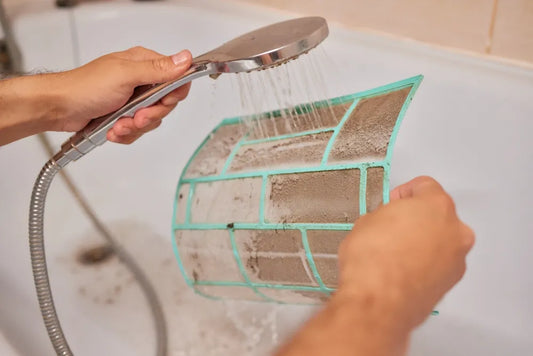 エアコンフィルターの掃除方法は？詳しい手順や注意点を解説