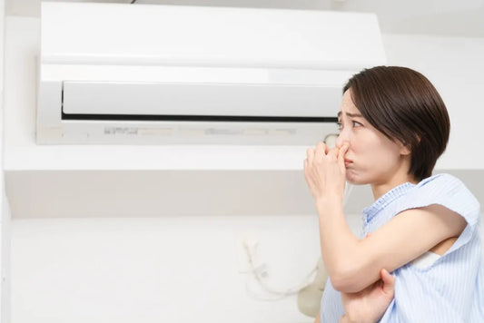 エアコンがカビ臭い時の対策！ニオイの原因や掃除・予防の方法を解説